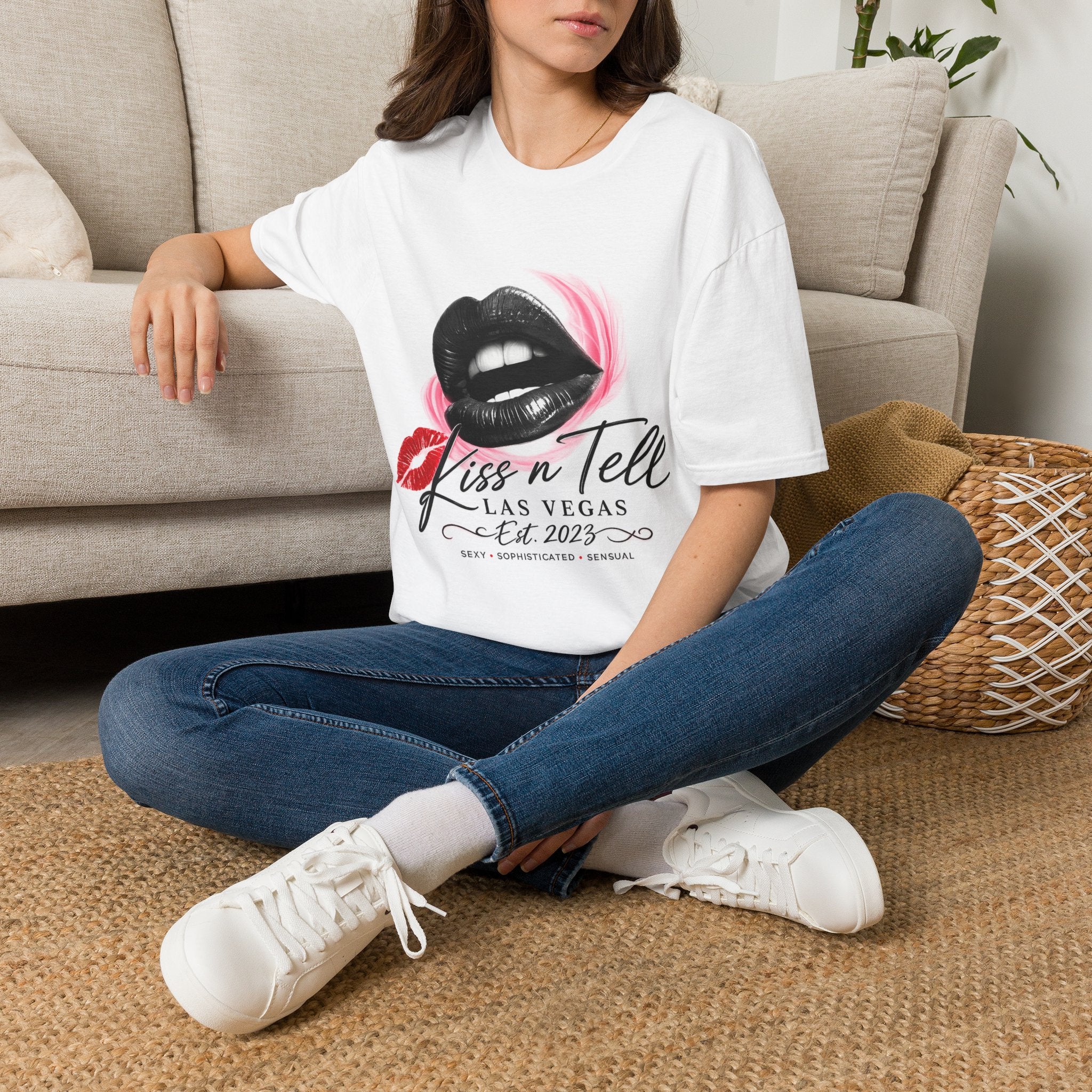 'Kiss n Tell Las Vegas' Graphic Tee (Bla