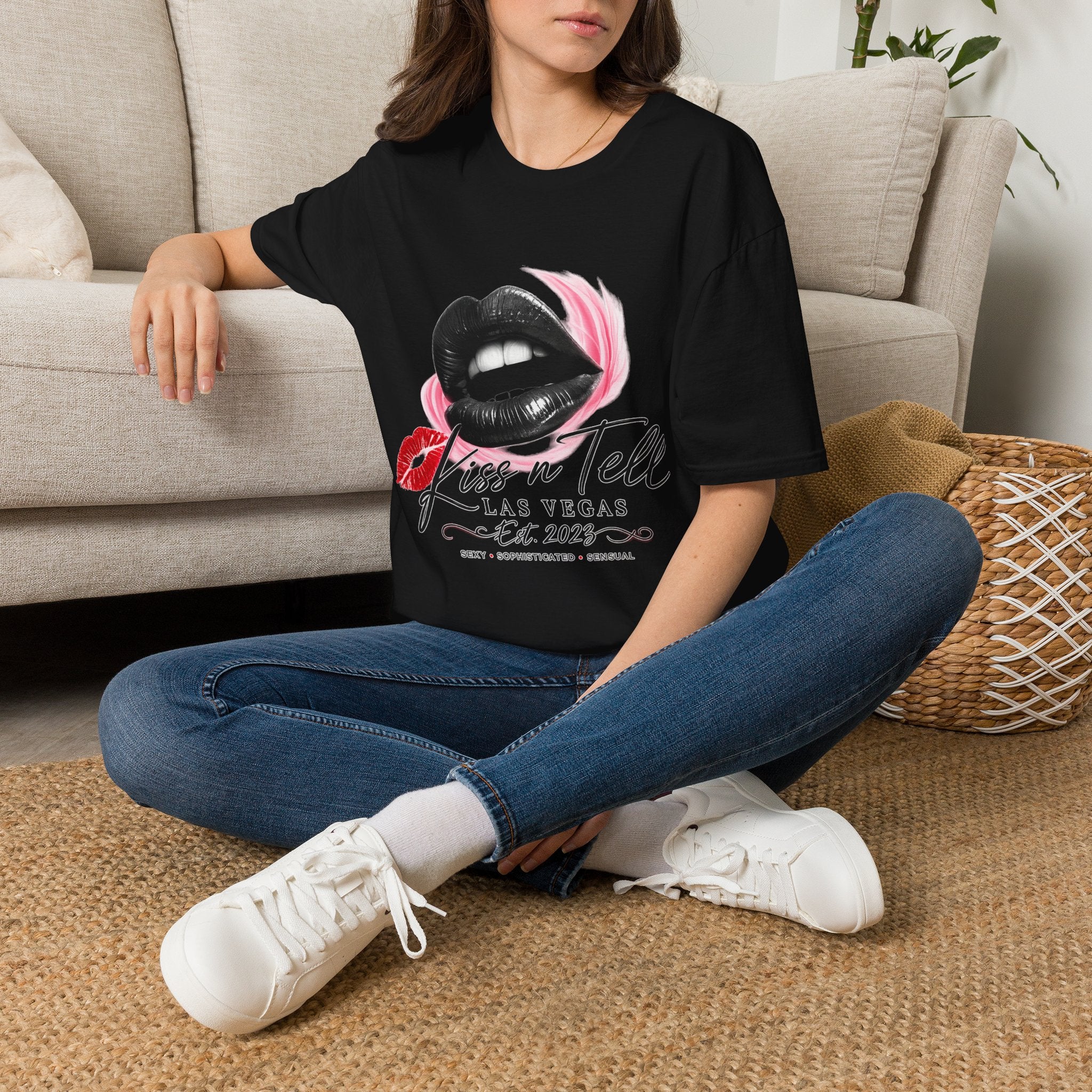 'Kiss n Tell Las Vegas' Graphic Tee (Bla